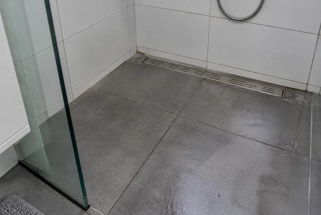 Lekdetectie Edam – lekkende inloopdouche met natte voegen