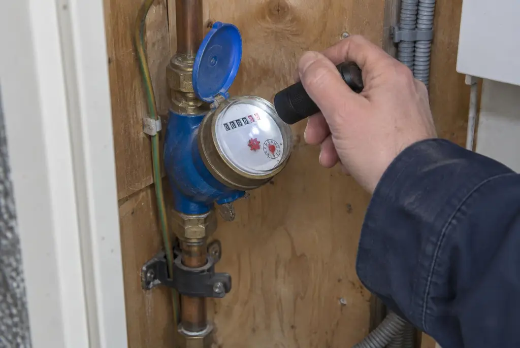 Lekdetectie Edam – watermeter in de meterkast controleren met een zaklamp